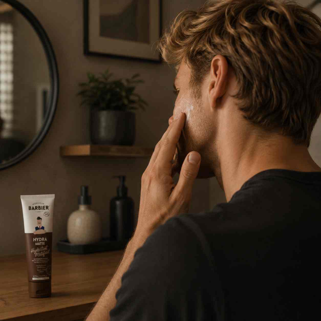 Homme appliquant une crème hydratante matifiante MOAÏ sur son visage dans le cadre d'une routine de soins quotidienne pour hydrater et protéger la peau.