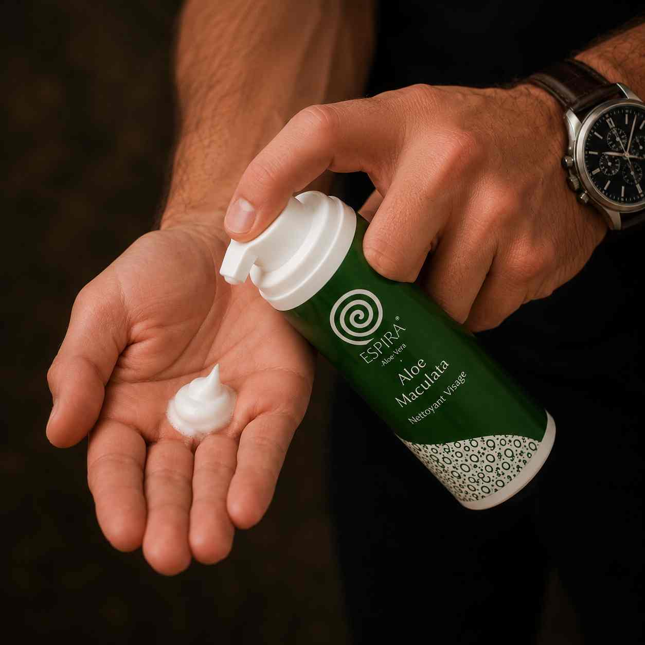 Application du nettoyant visage à l'aloe vera ESPIRA pour homme. Mousse nettoyante naturelle qui élimine les impuretés, purifie la peau et respecte l'équilibre du visage.