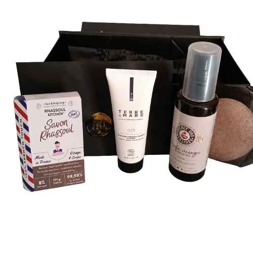 Box cosmétique homme bonne mine sur fond blanc contenant un savon au rhassoul, un soin Terre de Mars et une huile végétale.