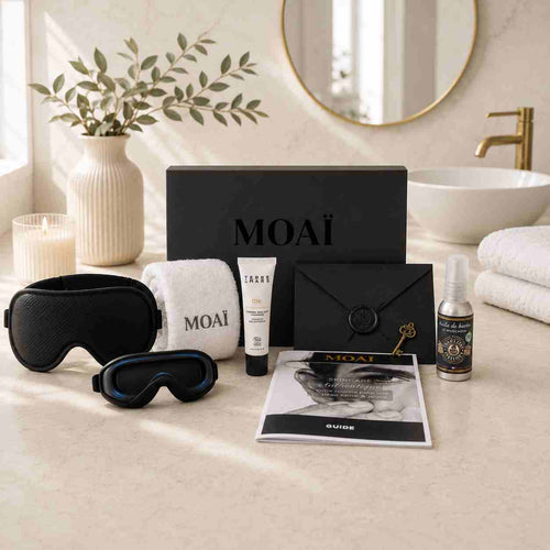 Coffret bien-être homme MOAÏ comprenant un masque de sommeil, un accessoire de relaxation pour les yeux, un soin visage, une brume de soin, une serviette brodée et un guide de routine. Présentation élégante dans un univers inspiré du bien-être et de la détente.