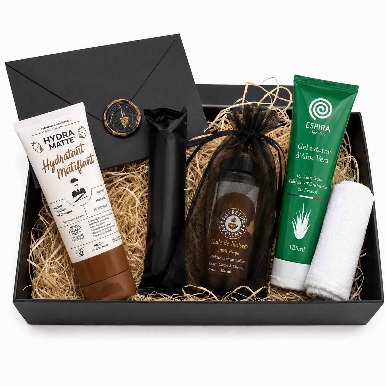 Vue de dessus d'un coffret cadeau pour homme sur fond blanc contenant des produits cosmétiques et de soin.