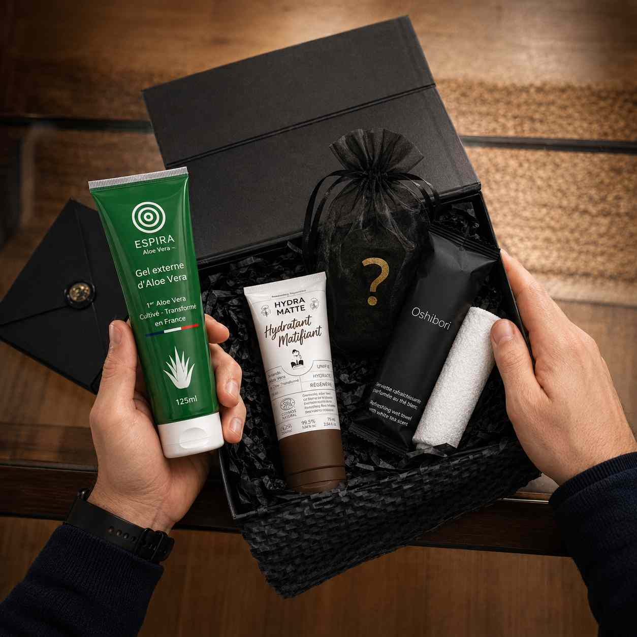Coffret cadeau pour homme contenant un gel d'aloe vera, un hydratant matifiant et des soins pour le visage.