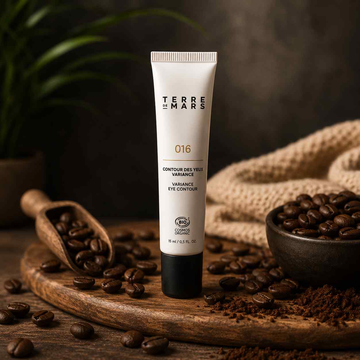 Contour des yeux au café Terre de Mars pour homme. Soin bio naturel qui réduit les cernes et les poches, lisse les ridules et illumine le regard.