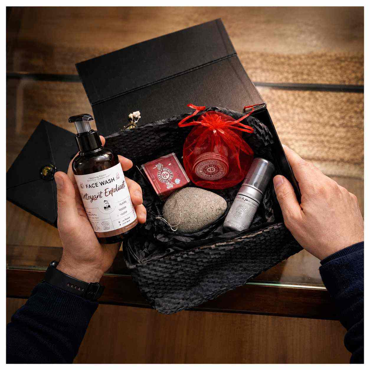 Ouverture d'un coffret cadeau homme MOAÏ contenant un Face Wash, des soins naturels et des accessoires premium