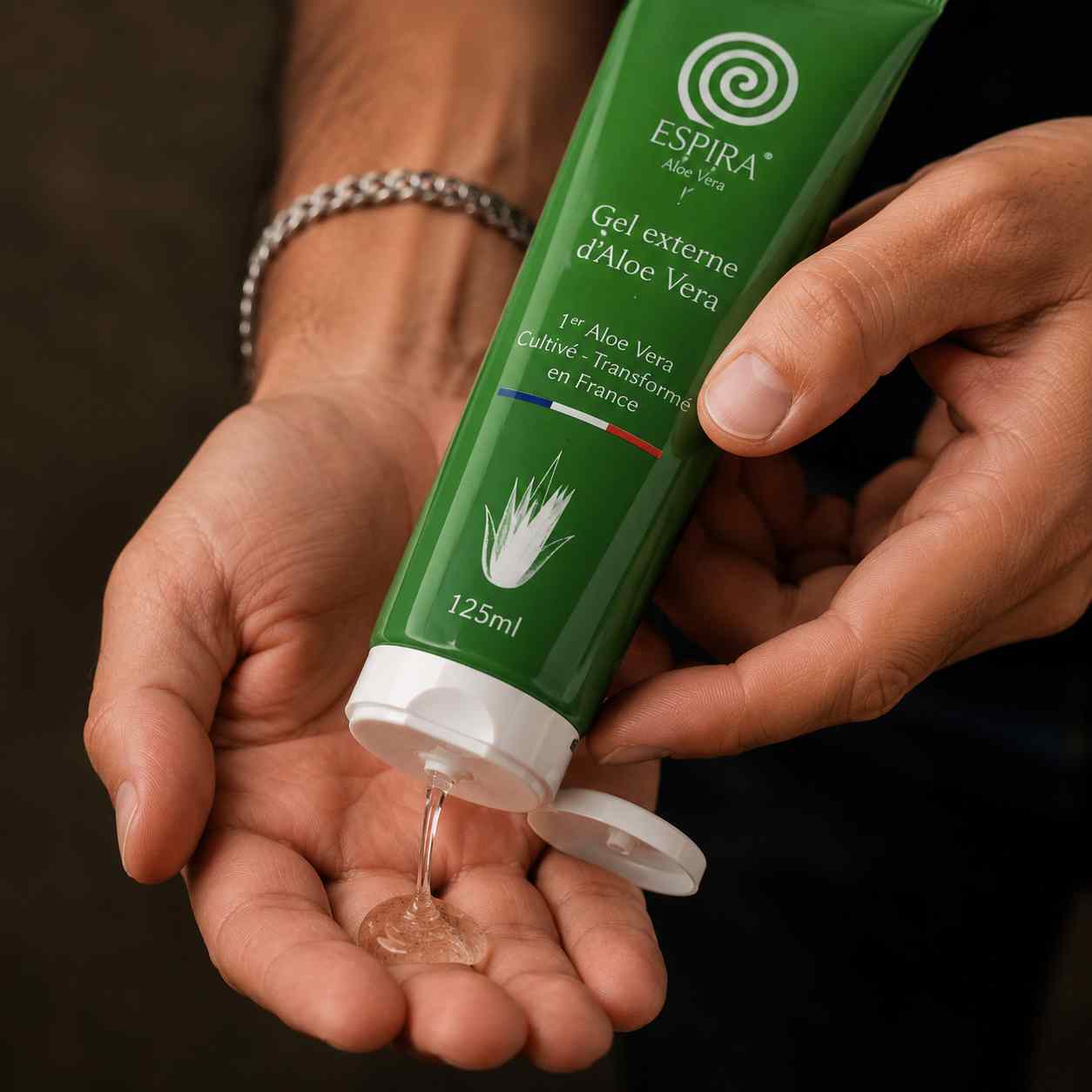 Tube de gel d'aloe vera ESPIRA posé devant des feuilles d'aloe vera fraîches, soin hydratant naturel pour le visage.