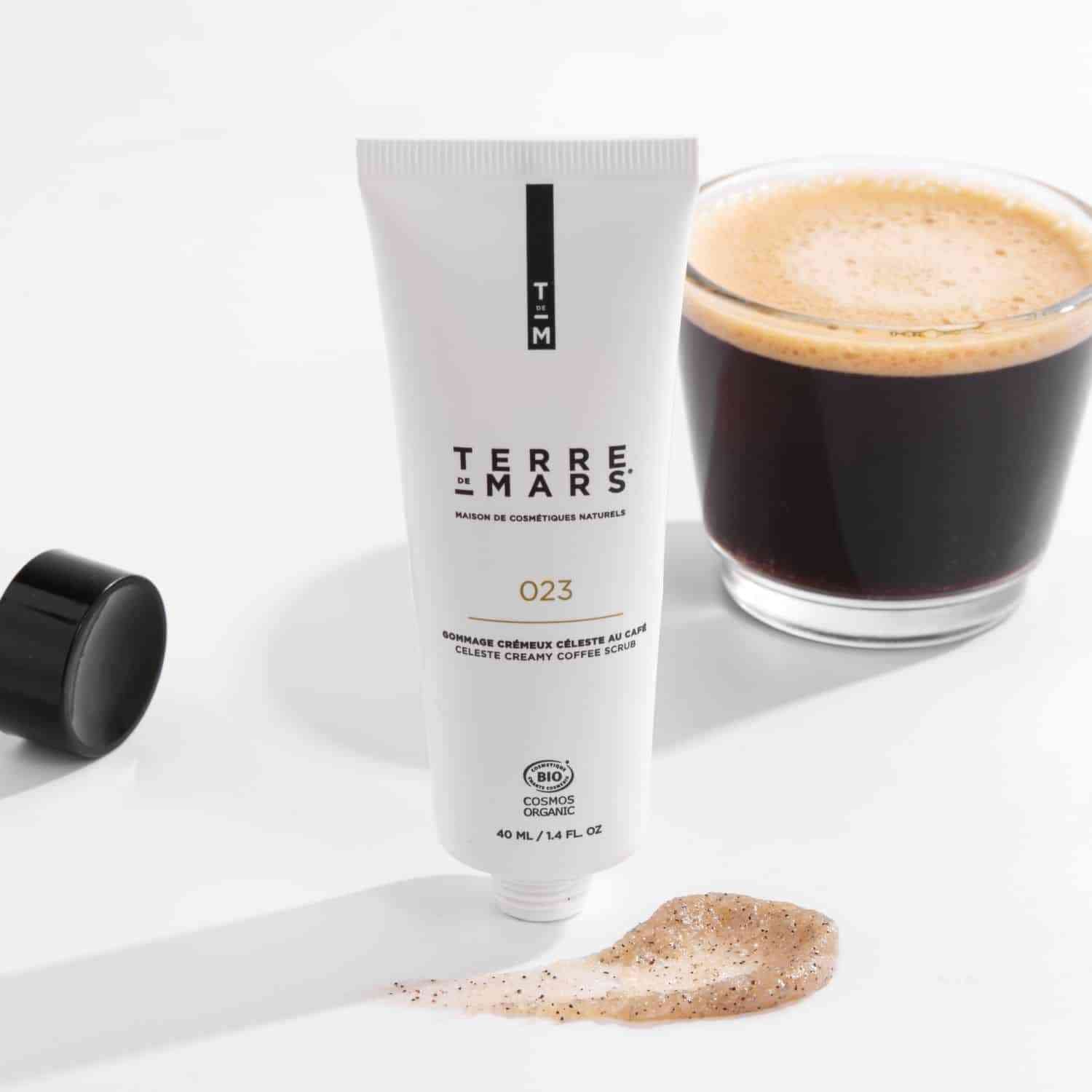 ommage visage au café Terre de Mars pour homme, exfoliant bio à base de café qui élimine les impuretés, affine le grain de peau et laisse la peau douce.