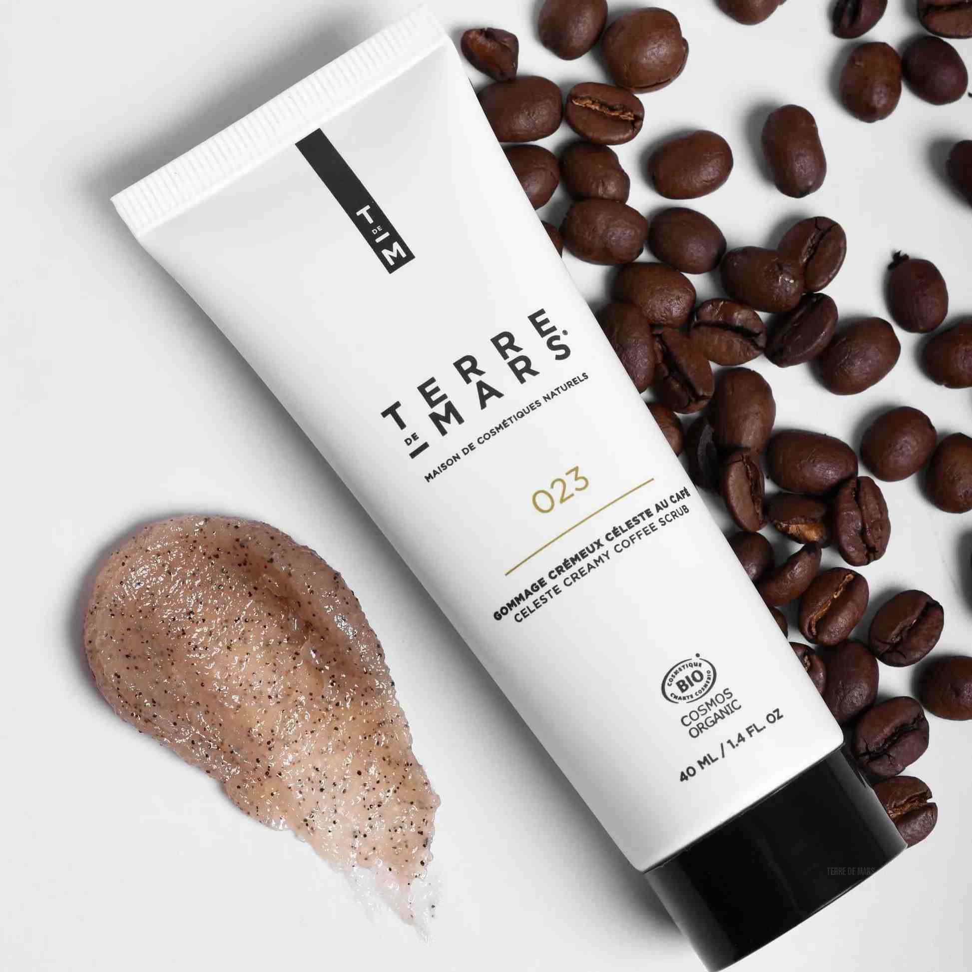 Tube de gommage visage au café Terre de Mars entouré de grains de café, exfoliant bio naturel pour homme.