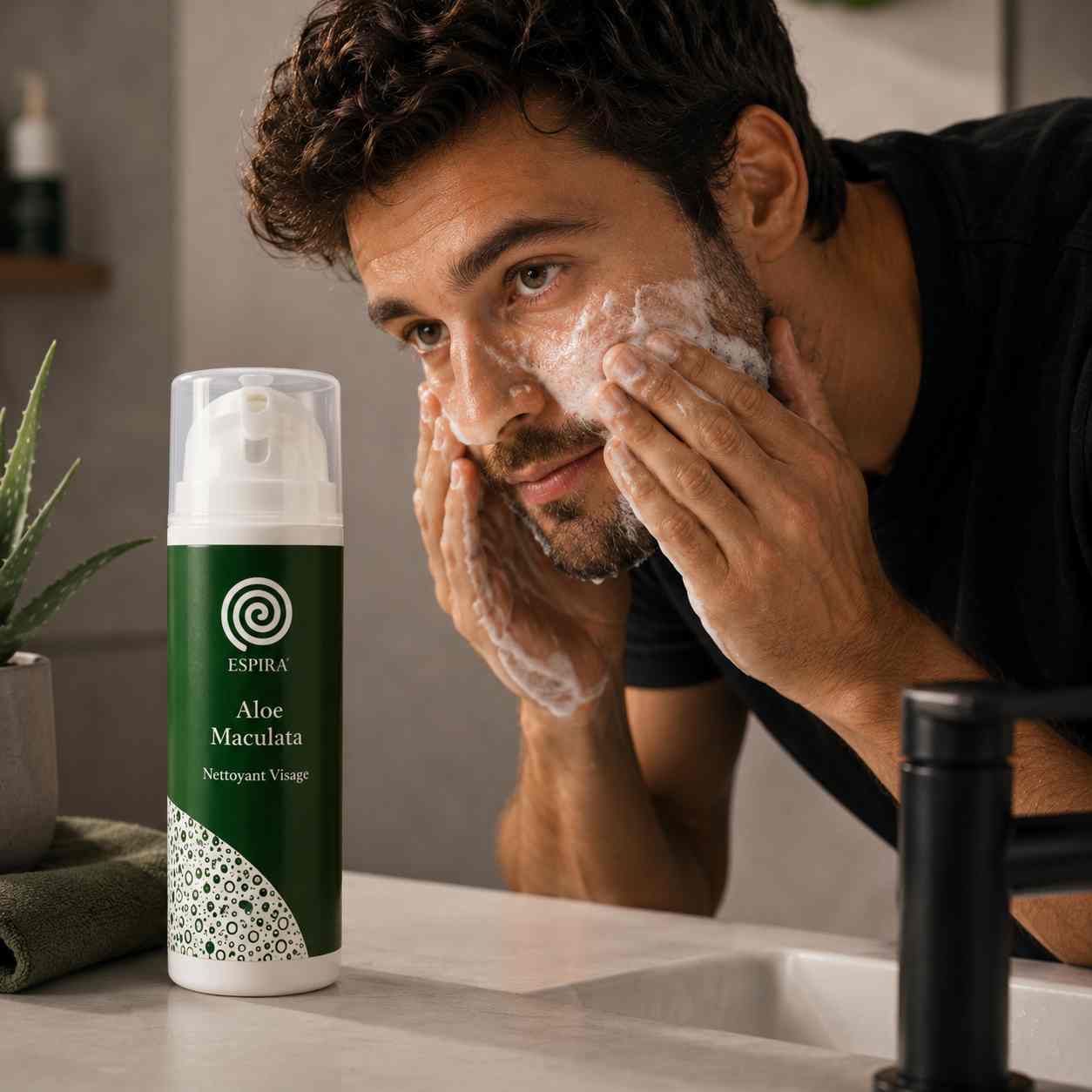 Homme utilisant un nettoyant visage à l'aloe vera ESPIRA. Soin nettoyant naturel qui élimine les impuretés, purifie la peau et laisse le visage frais et propre.