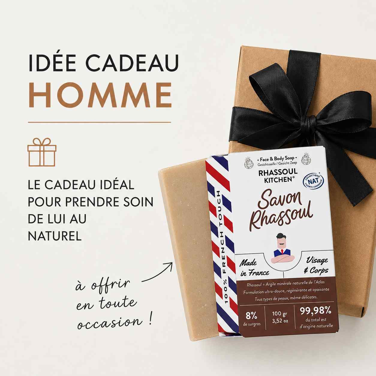 Visuel publicitaire idée cadeau pour homme avec un savon au rhassoul naturel posé devant une boîte en carton kraft ornée d'un ruban noir.