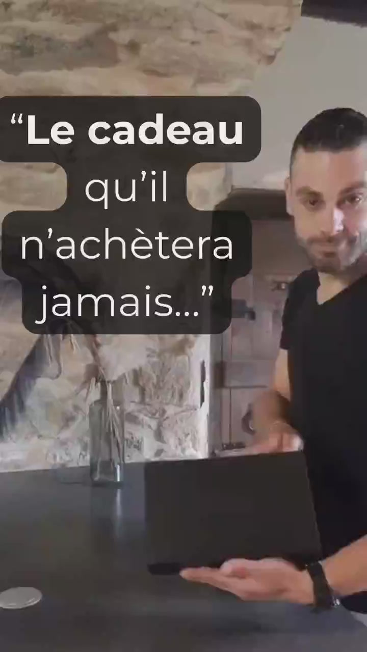 Capture de vidéo publicitaire avec un homme et le texte "Le cadeau qu'il n'achètera jamais..." présentatif du coffret de soin visage MOAÏ.