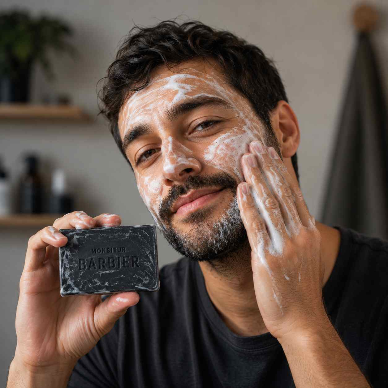 Homme utilisant un savon visage naturel MOAÏ pour nettoyer et purifier sa peau dans le cadre d'une routine de soins pour homme.